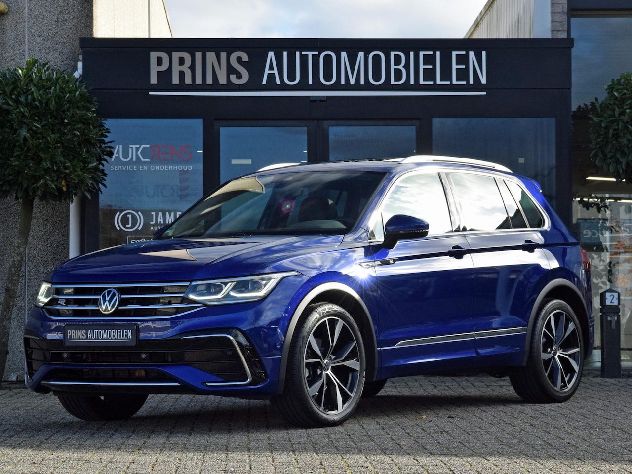 Volkswagen Tiguan - 1.5 TSI R-Line Pano|IQ|Carplay|Keyless|Trekhaak - AutoWereld.nl