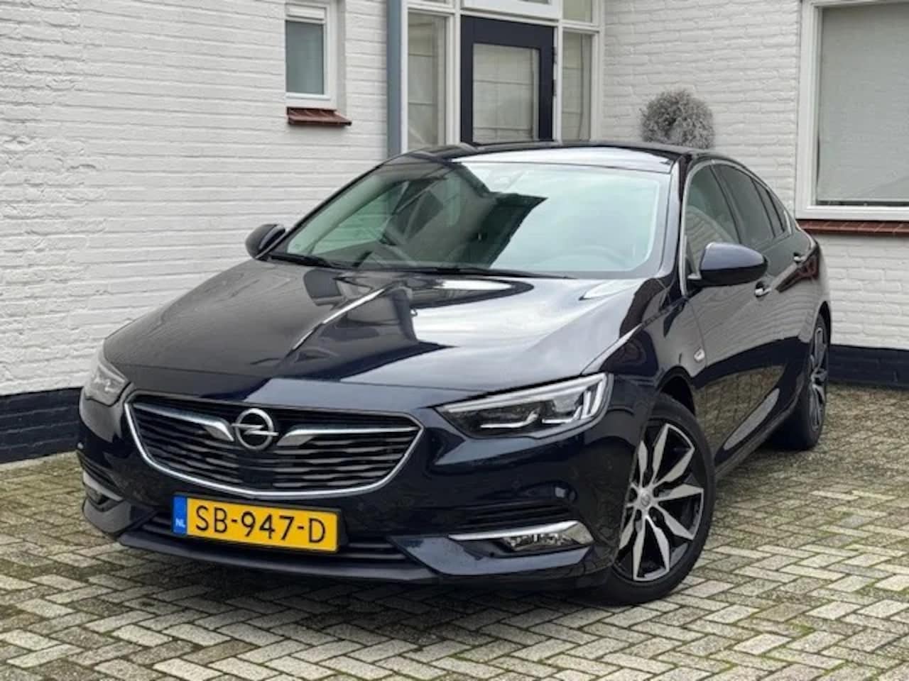 Opel Insignia Grand Sport - 1.6 CDTI Innovation | Head-Up | Camera | Lederen Bekleding | Lane Assist | Stoel/Stuurverw - AutoWereld.nl