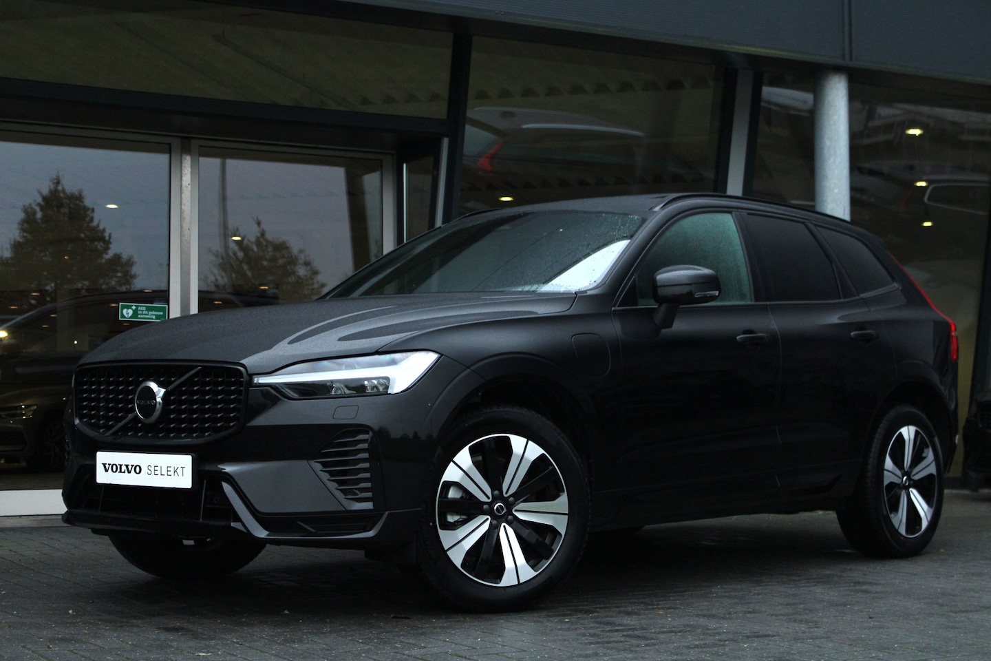 Volvo XC60 - Recharge T6 AWD Plus Dark | Panoramadak | Sportstoelen | Sportstuur | Adaptive Cruise | St - AutoWereld.nl