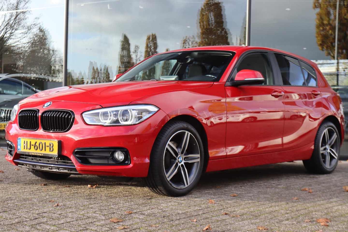 BMW 1-serie - 118i 136PK M-SPORT *KARMESIN ROT* | APPLE CARPLAY | STOELVERW. | LED | PRIVACY - AutoWereld.nl