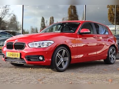 BMW 1-serie - 118i 136PK M-SPORT *KARMESIN ROT* | APPLE CARPLAY | STOELVERW. | LED | PRIVACY