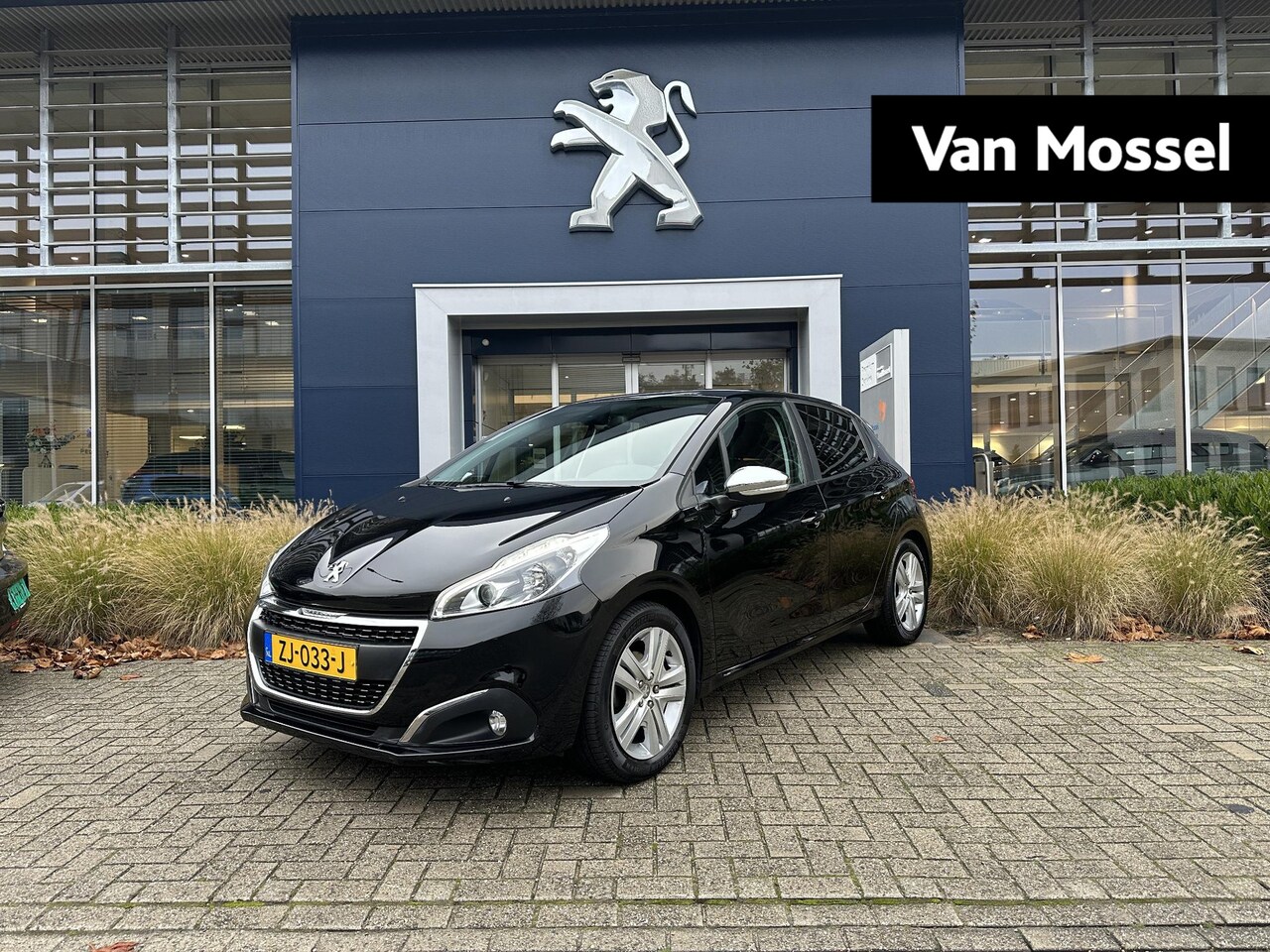 Peugeot 208 - 1.2 PureTech Signature | Navigatie | Apple Carplay/Android Auto | Parkeersensoren - AutoWereld.nl