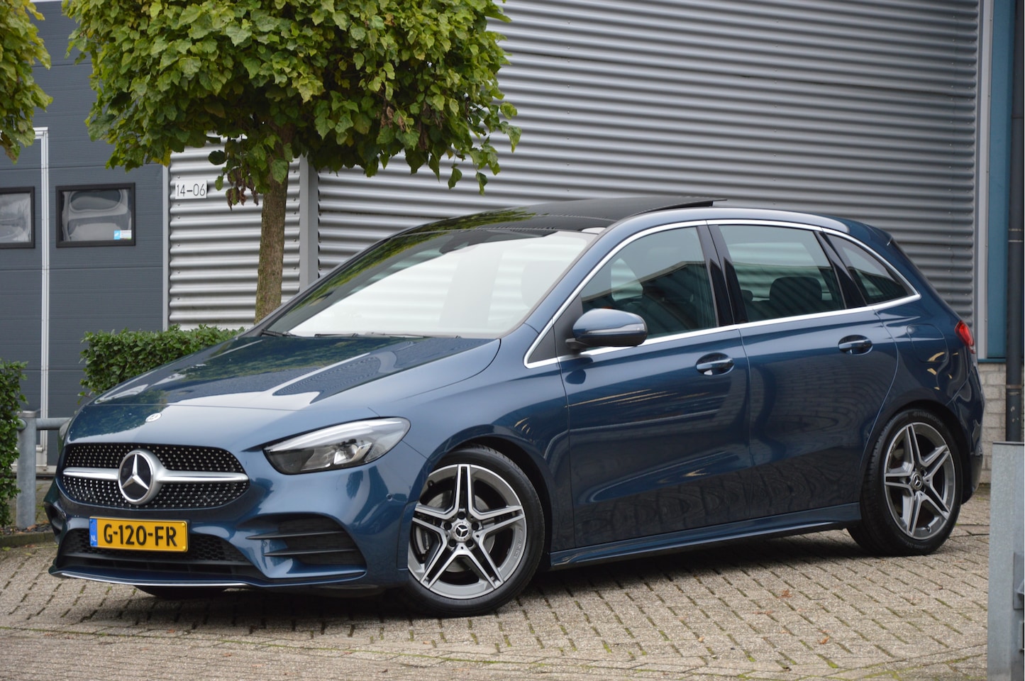 Mercedes-Benz B-klasse - 180 AMG-LINE | AUTOMAAT | PANORAMADAAK | CAMERA | APPLE CARPLAY | TREKHAAK | LED | - AutoWereld.nl