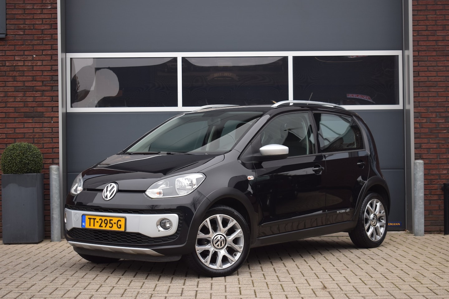 Volkswagen Up! - 1.0 75pk Cross Up! Airco | 132.000km - AutoWereld.nl