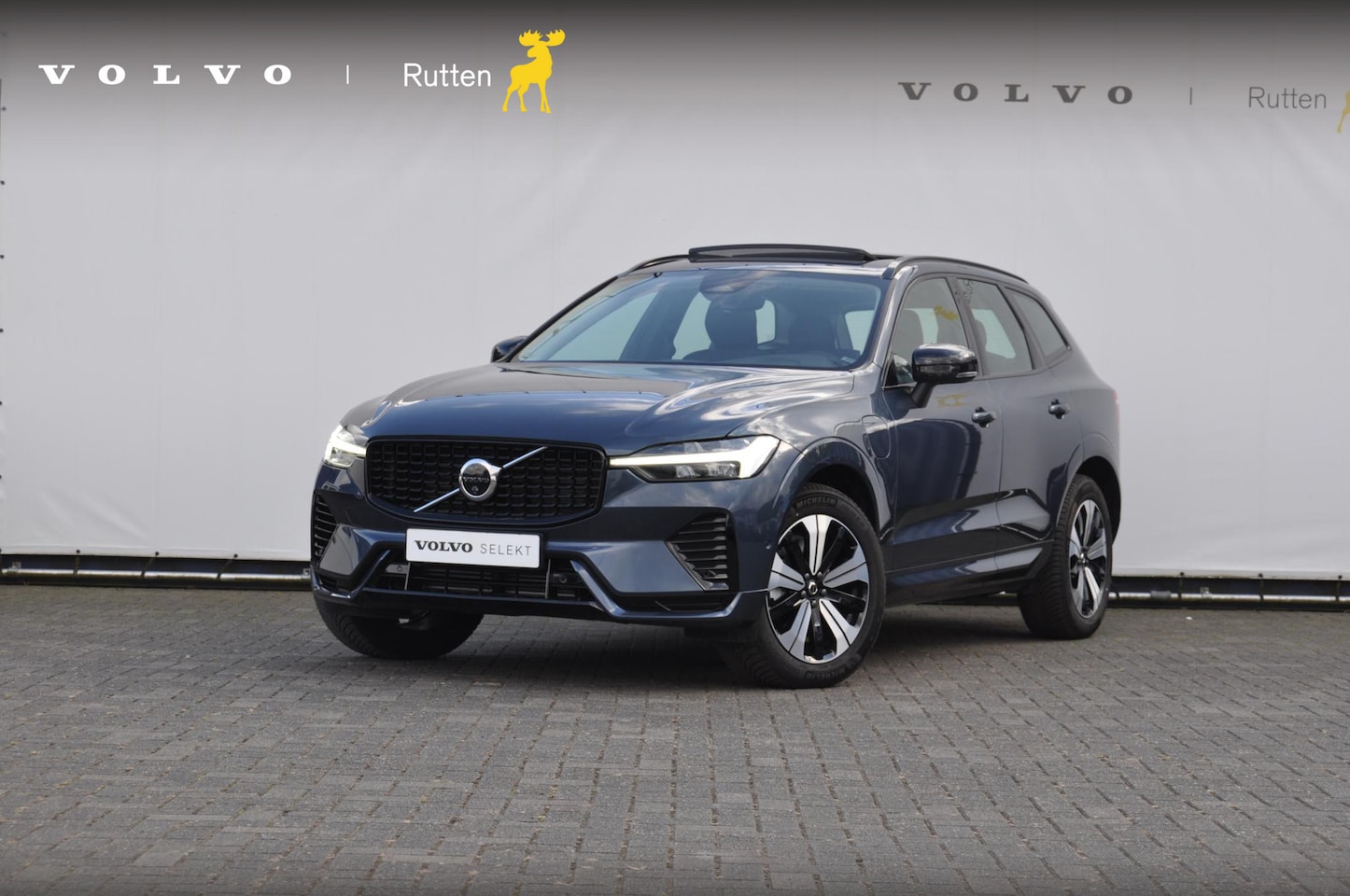 Volvo XC60 - T6 350PK Automaat AWD Plus Dark / Semi-elektrisch inklapbare trekhaak / Panoramisch schuif - AutoWereld.nl