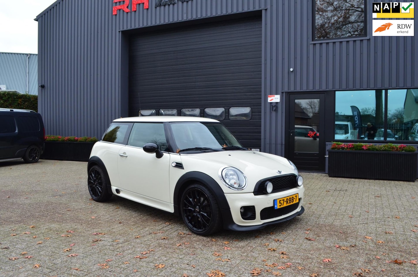 MINI One - Mini 1.6 MINIMALIST | John Cooper Works uitvoering - AutoWereld.nl