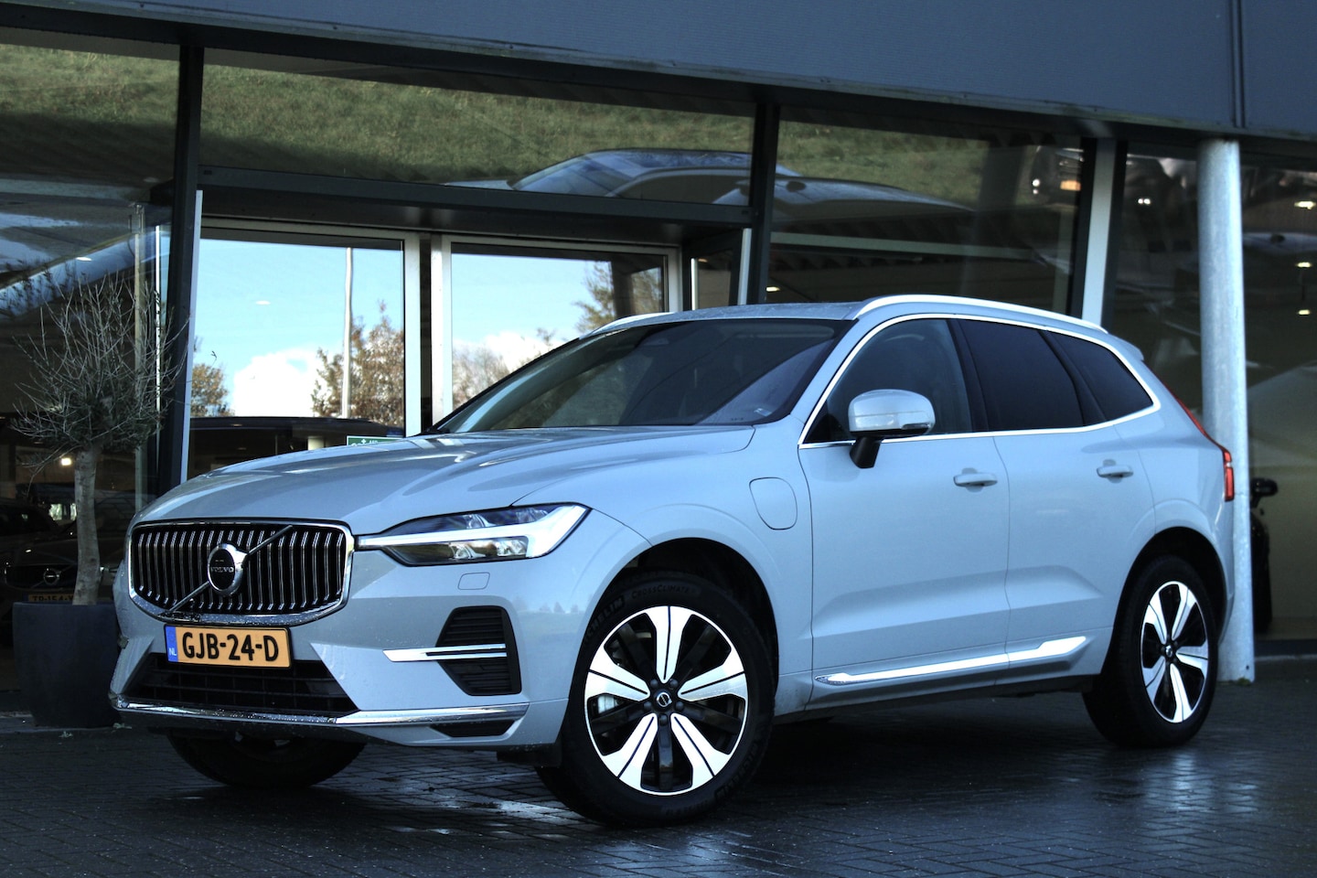 Volvo XC60 - 2.0 Recharge T6 AWD Plus Bright | Adaptive Cruise | Panoramadak | Camera | Stuur/stoelverw - AutoWereld.nl