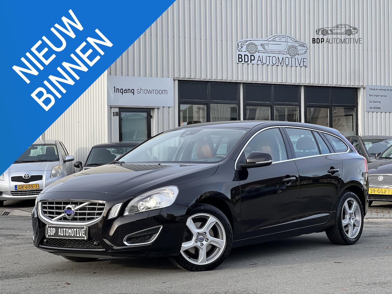 Volvo V60 - 1.6 T4 Summum AUTOMAAT/LEER/PARKEERSENSOREN V+A/NL AUTO! - AutoWereld.nl