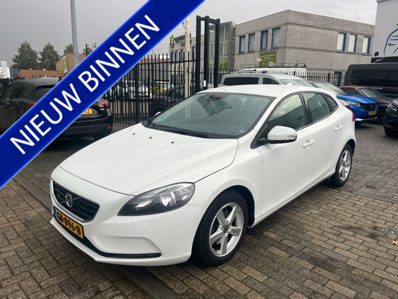 Volvo V40 - 1.6 T2 120pk Kinetic Climate-Cruisecontrol Navigatie Pdc Afn.Trekhaak Slechts 65.000 km !! - AutoWereld.nl