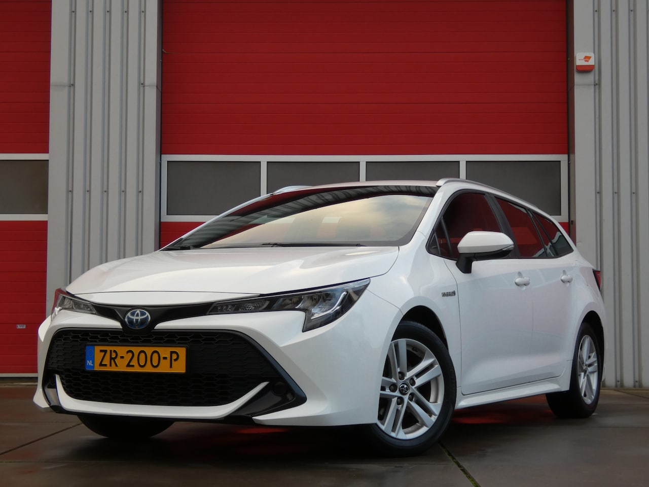 Toyota Corolla Touring Sports - 1.8 Hybrid Active/ lage km/ zeer mooi! - AutoWereld.nl