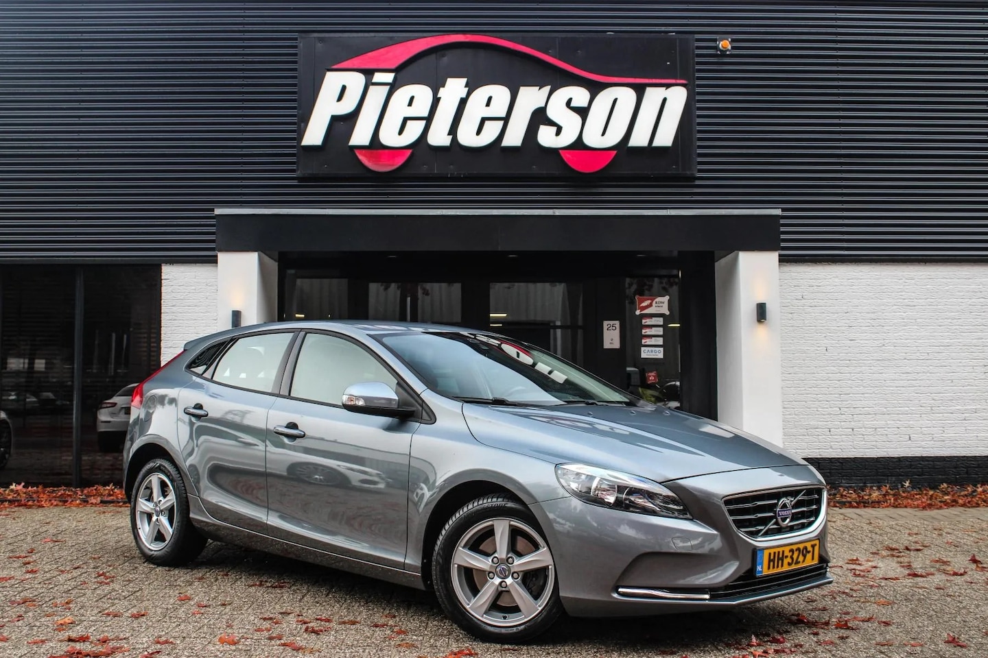 Volvo V40 - 1.6 D2 Momentum DEALER ONDERHOUDEN AUT PDC NAVI - AutoWereld.nl