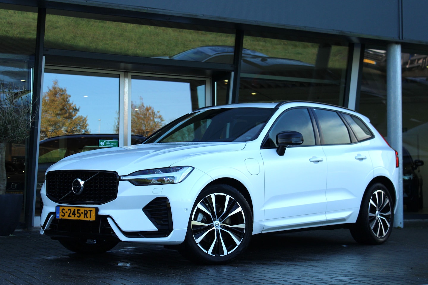 Volvo XC60 - Recharge T6 AWD Ultimate Dark | Luchtvering | Bowers & Wilkins | Adaptive Cruise | Sportst - AutoWereld.nl