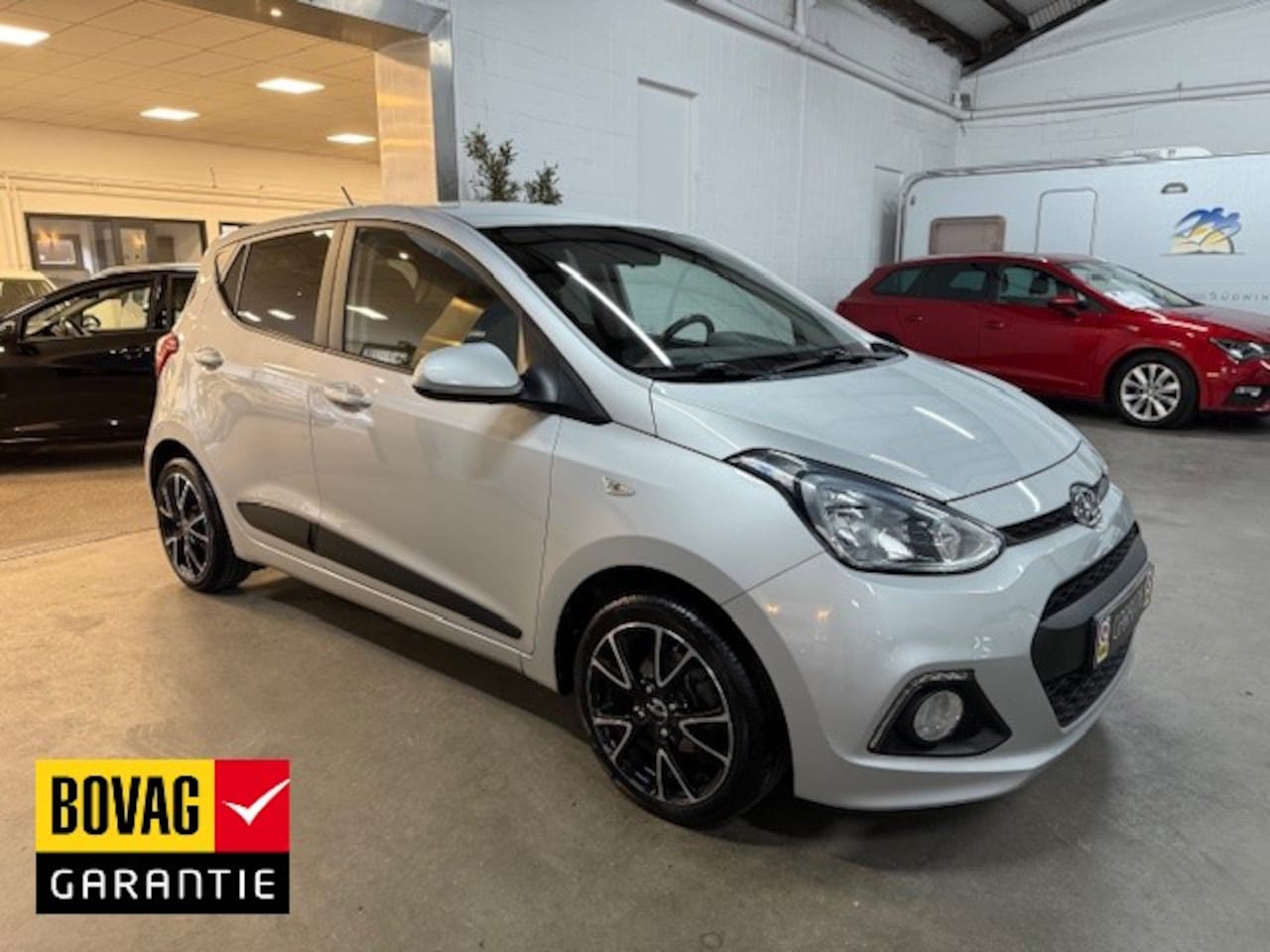 Hyundai i10 - 1.0i Blue 66pk i-Motion Comfort / ECC / NAVI / LMV - AutoWereld.nl