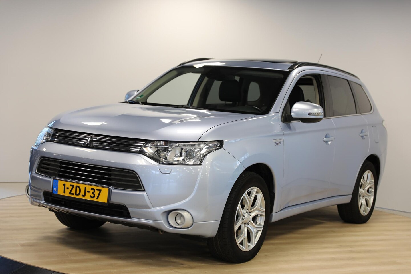 Mitsubishi Outlander - 2.0 PHEV Instyle+ | Schuif- opendak | 1e eigenaar | Dealer onderhouden | Camera - AutoWereld.nl