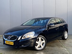 Volvo V60 - 2.0T Momentum / Trekhaak / Dealer onderhouden / BLIS /