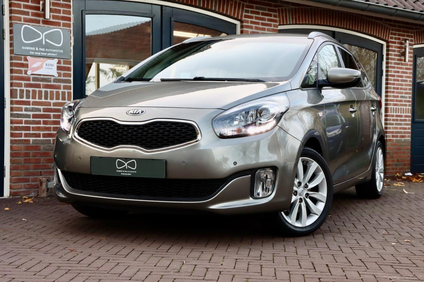 Kia Carens - 1.6 GDi ComfortLine | 7 PERSOONS | AIRCO | CRUISE | LED | STOELVERWARMING - AutoWereld.nl