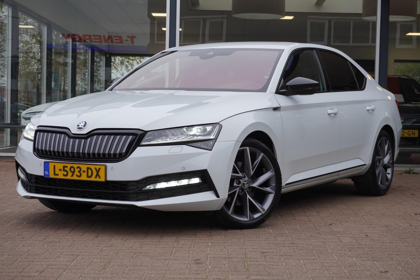 Skoda Superb - 1.4 TSI iV Sportline Business | Automaat | Vol opties | Virt. Cockpit | PDC | Camera | Inr - AutoWereld.nl