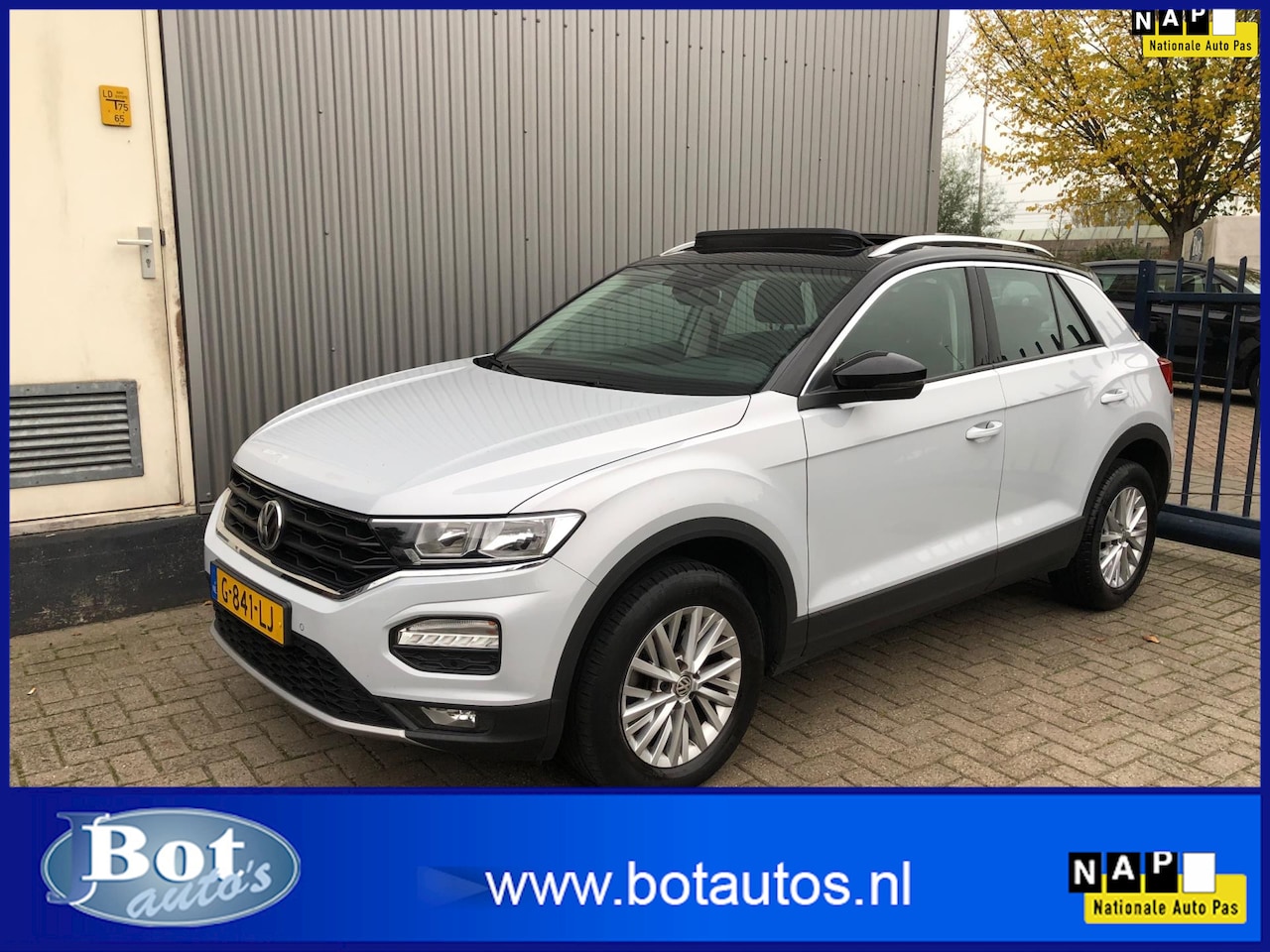 Volkswagen T-Roc - 1.0 TSI Business / ELEK. SCHUIFDAK / TREKHAAK / 1E EIGENAAR / STOELVERWARMING / NL-AUTO / - AutoWereld.nl