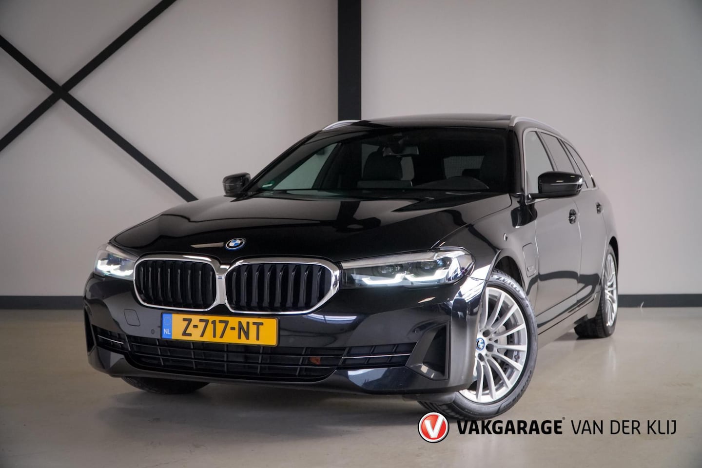 BMW 5-serie Touring - 530e Business Edition Plus | Panorama | Trekhaak | Comfort Zetels | Live Cockpit Prof. | S - AutoWereld.nl