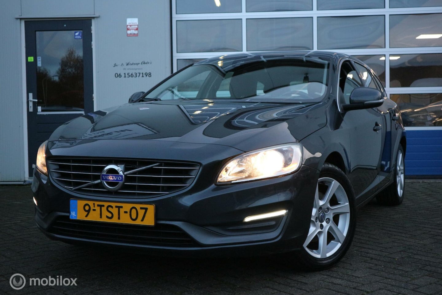 Volvo V60 - 1.6 T3 Momentum AUTOMAAT/NAVIGATIE/TREKHAAK/NAP - AutoWereld.nl