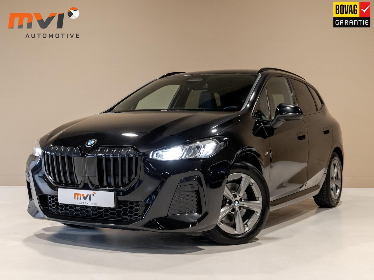 BMW 2-serie Active Tourer - 220i M-Pakket / 156pk / Leder / Achteruitrij camera / Apple CarPlay / - AutoWereld.nl