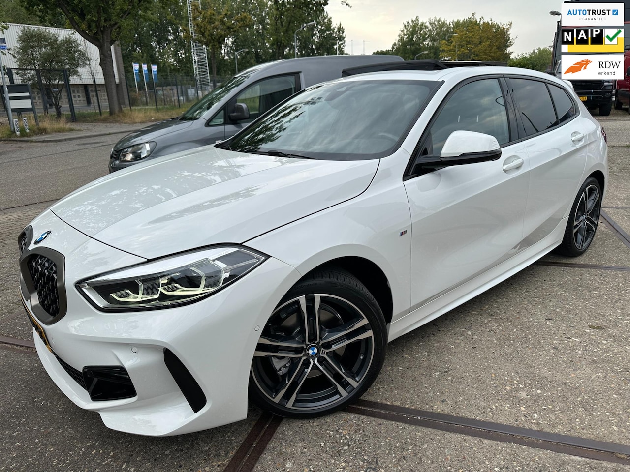 BMW 1-serie - 118i 2020 140PK Executive M-Edition SPORT PANO LEER NAP - AutoWereld.nl