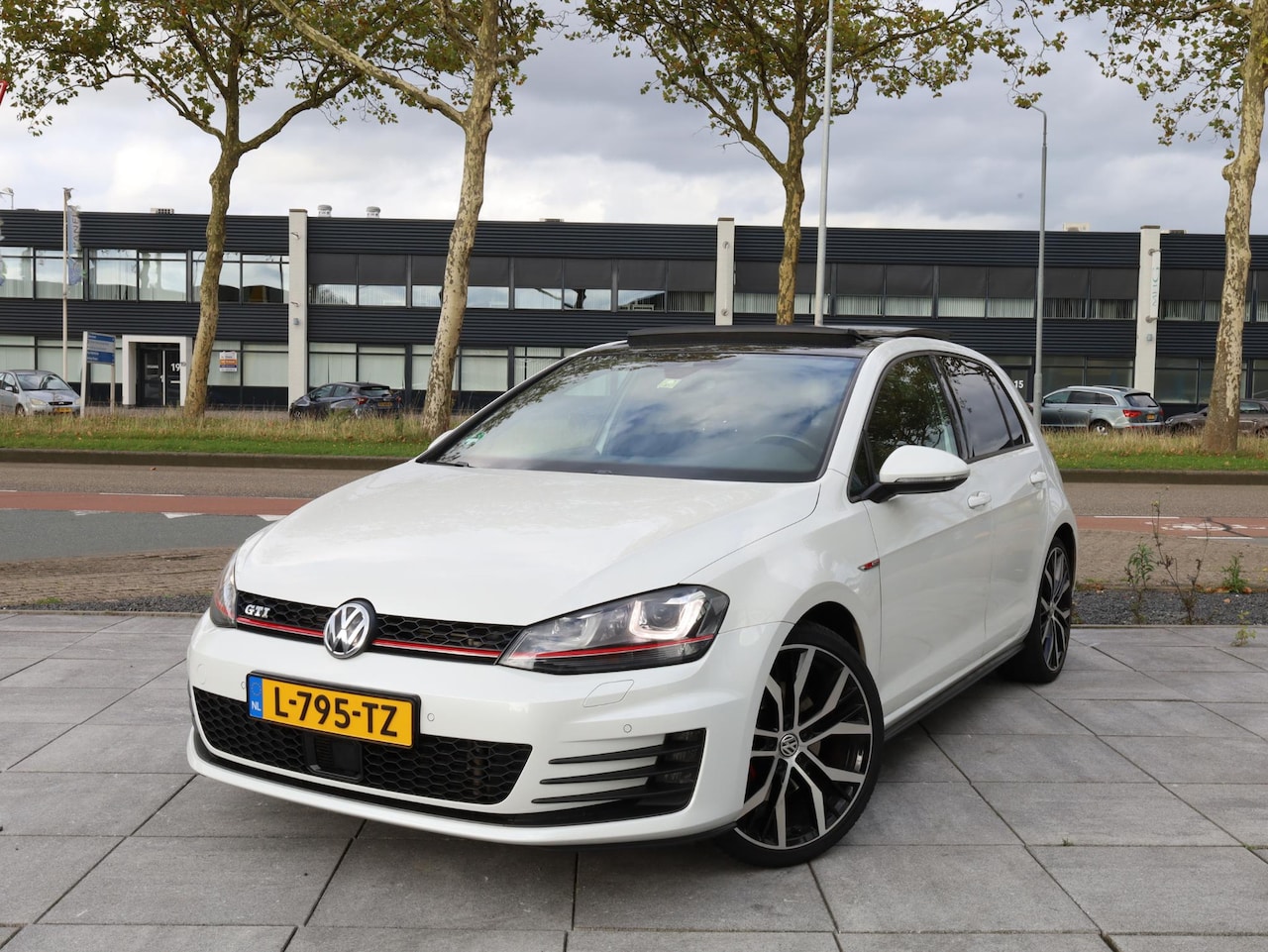 Volkswagen Golf - GTI 2.0 TSI 220PK | Panodak | Keyless Go & Entry | Camera | Adaptive Cruise | Carplay | Do - AutoWereld.nl