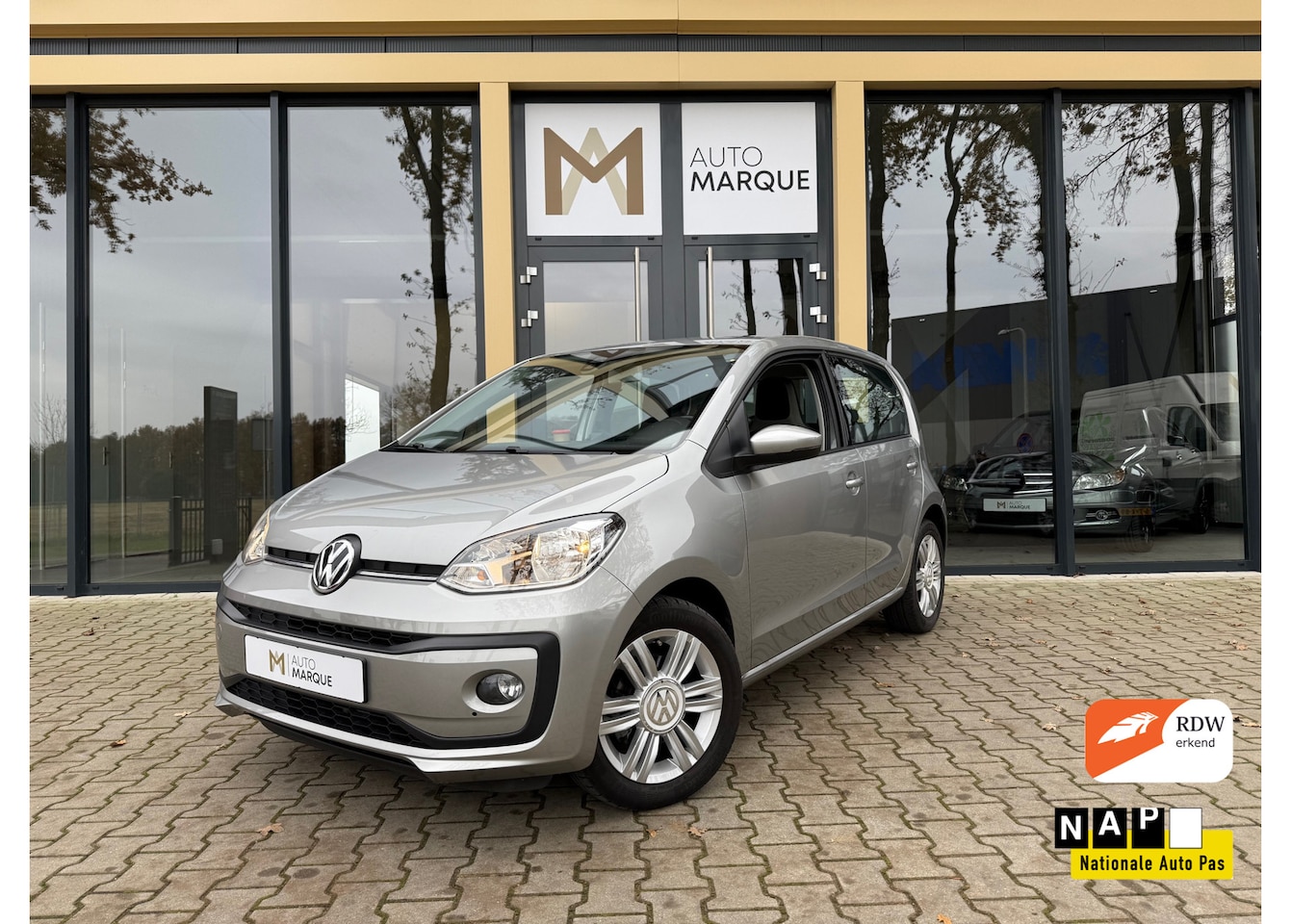 Volkswagen Up! - 5-Deurs 1.0 60PK High Up! | Navigatie via CarPlay | 15" LM Velgen | Parkeersensoren | Crui - AutoWereld.nl