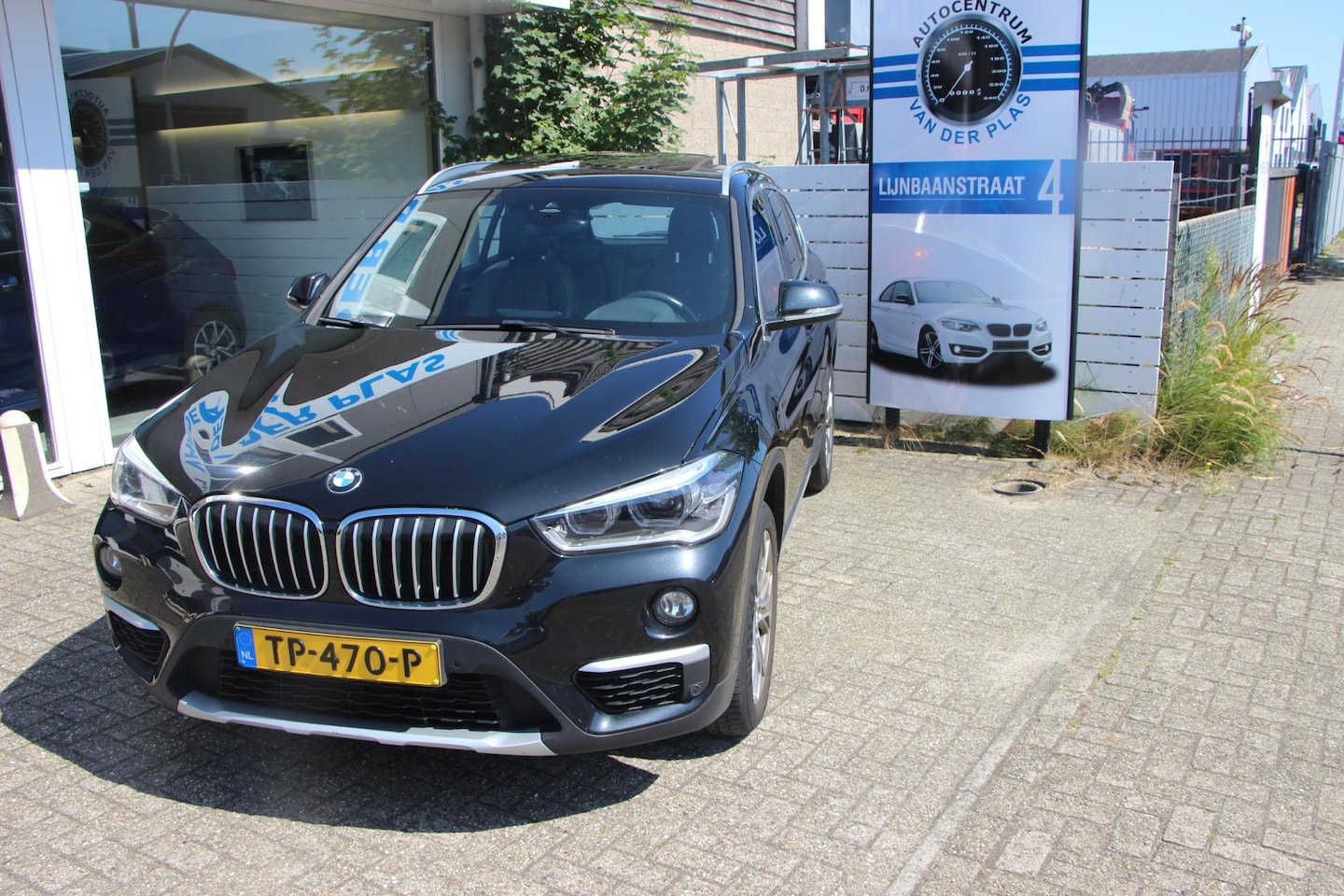 BMW X1 - sDrive20i Orange Edition II LEDER, PANORMADAK - AutoWereld.nl