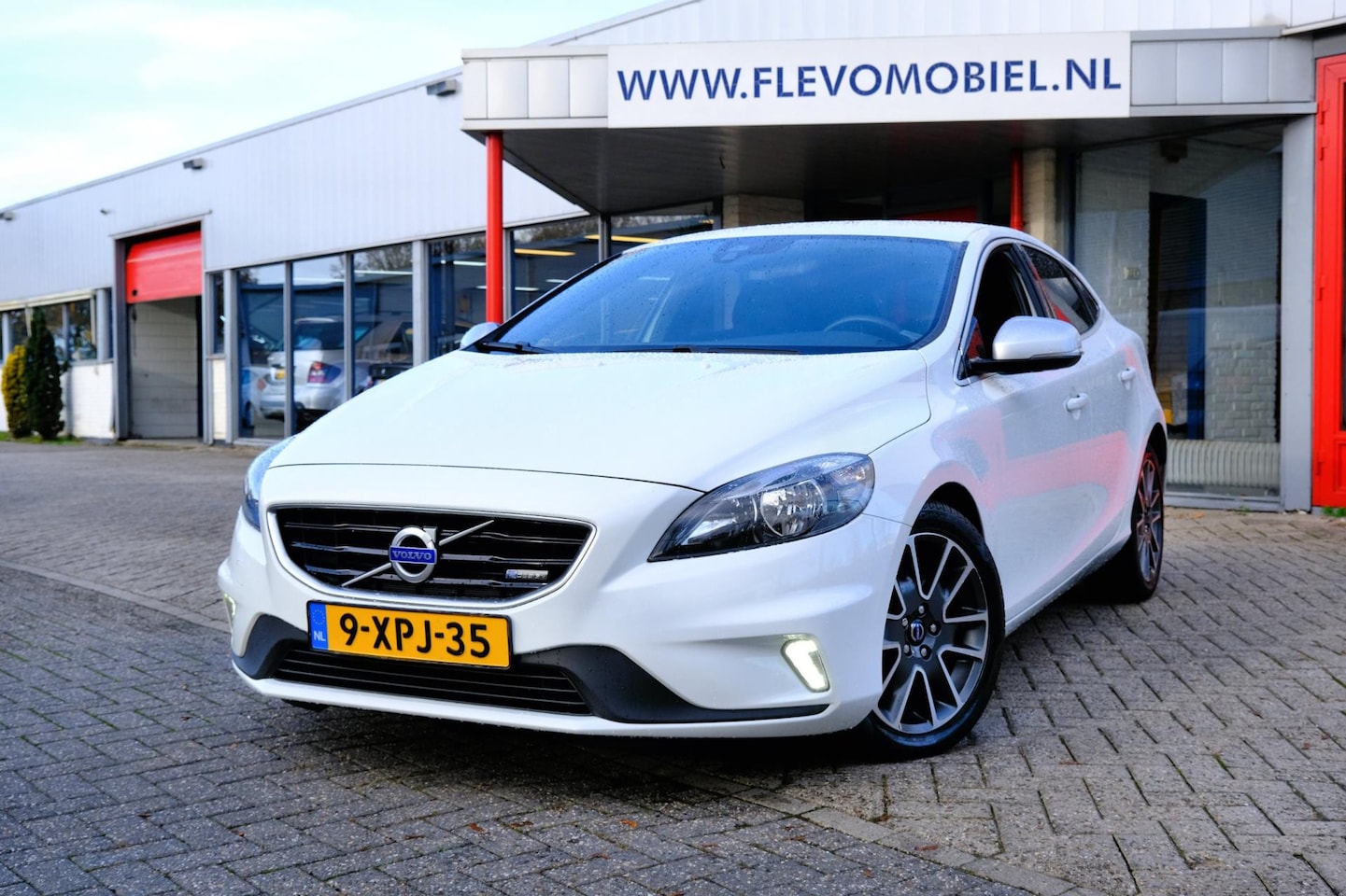 Volvo V40 - 1.6 T2 R-Design Navi|Leder-Alcantara|Clima|LMV - AutoWereld.nl