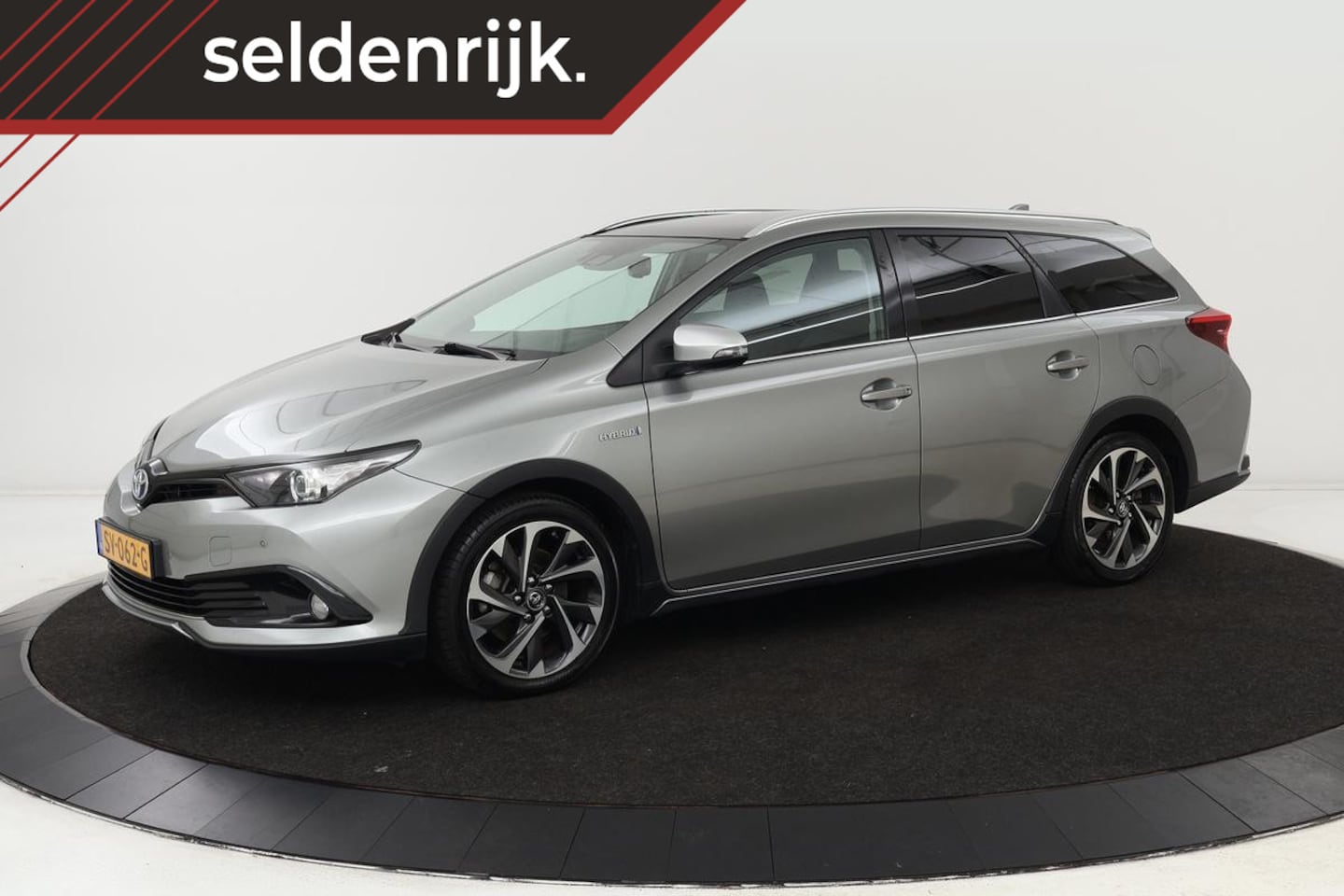 Toyota Auris Touring Sports - 1.8 Hybride Freestyle | Panoramadak | Navigatie | Camera | Climate control | Cruise contro - AutoWereld.nl