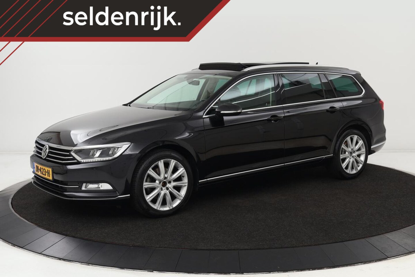 Volkswagen Passat Variant - 1.6 TDI Connected Series Plus | Camera | Trekhaak | Panoramadak | Alcantara | Carplay | St - AutoWereld.nl