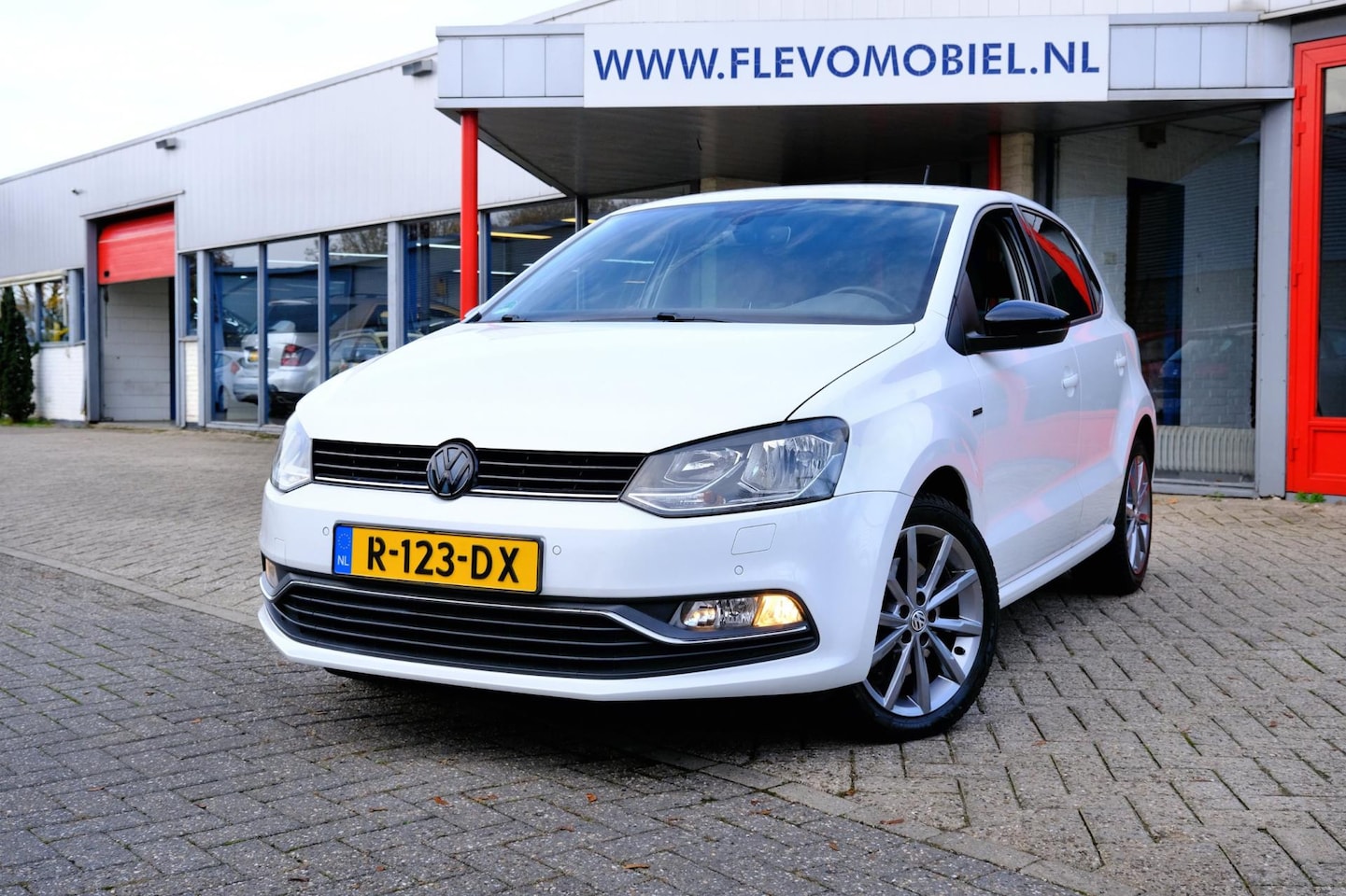 Volkswagen Polo - 1.2 TSI Highline 5-drs Aut. Clima|LMV|Cruise|Stoelverw. - AutoWereld.nl