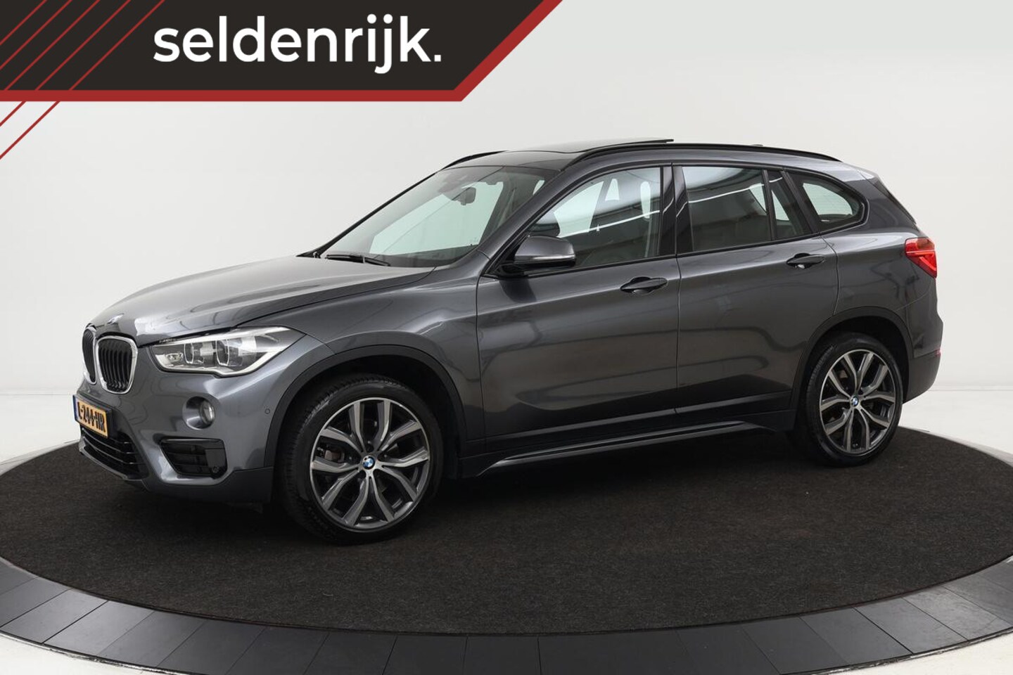 BMW X1 - xDrive25d Sport Line | Panoramadak | Leder | Harman Kardon | Full LED | Head-up | Camera | - AutoWereld.nl