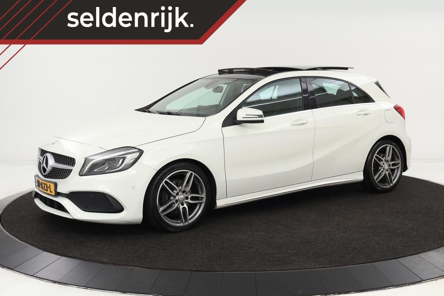 Mercedes-Benz A-klasse - 180 AMG | Panoramadak | Stoelverwarming | Park Assist | Full LED | Navigatie | Bluetooth | - AutoWereld.nl