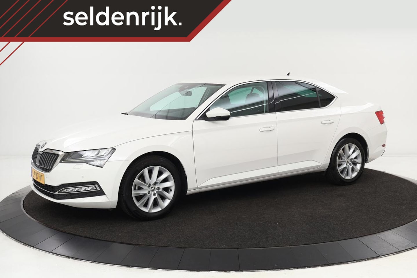 Skoda Superb - 1.5 TSI Edition Plus | Trekhaak | Stoelverwarming | Camera | Memory | Full LED | Virtual C - AutoWereld.nl