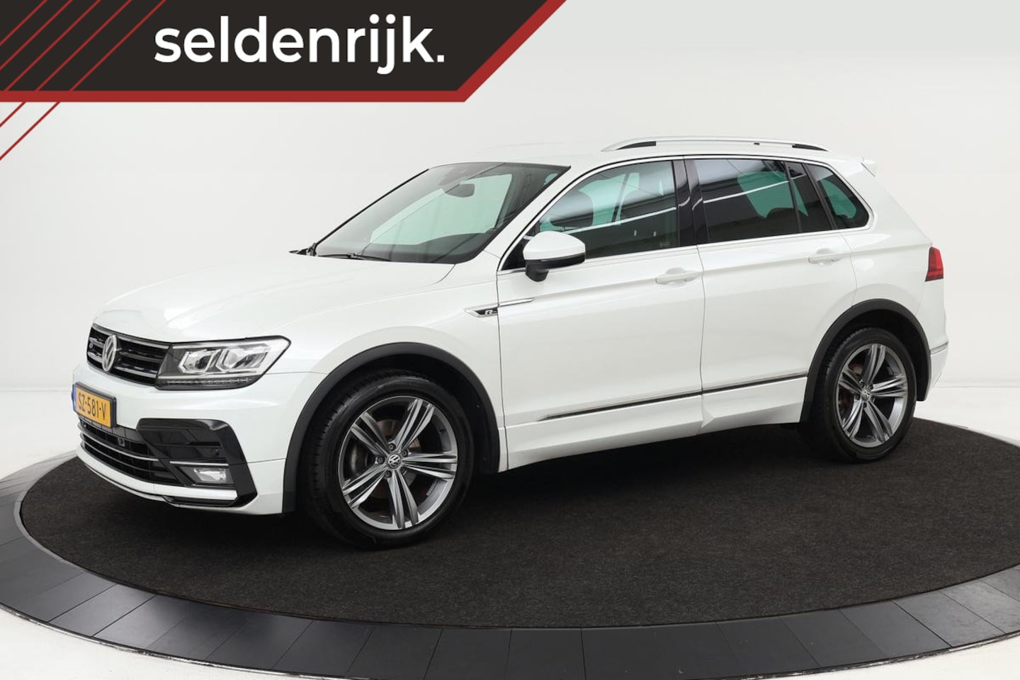 Volkswagen Tiguan - 1.4 TSI Highline R | Trekhaak | Carplay | Alcantara | Active Info Display | Full LED | Nav - AutoWereld.nl