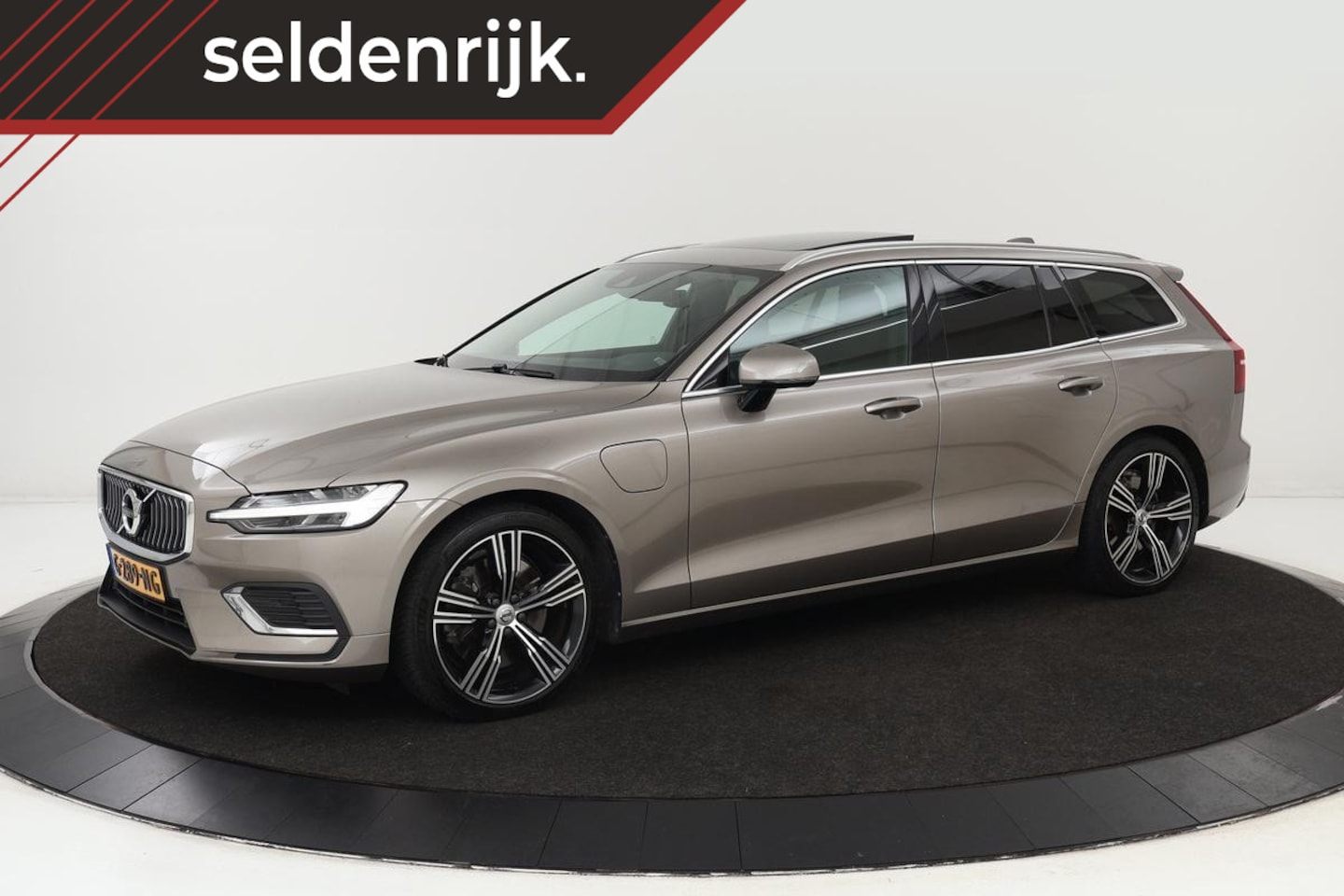 Volvo V60 - T8 Twin Engine Inscription | Panoramadak | Harman Kardon | Trekhaak | Adaptive Cruise | Ca - AutoWereld.nl