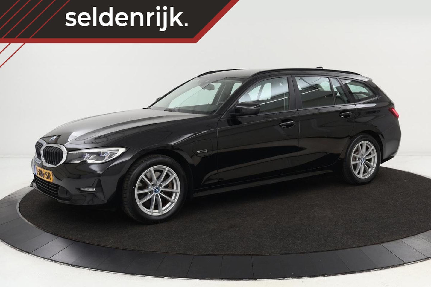 BMW 3-serie Touring - 320e Edition Plus | DAB+ | Leder | Carplay | Stoelverwarming | Laser LED | Navigatie | PDC - AutoWereld.nl