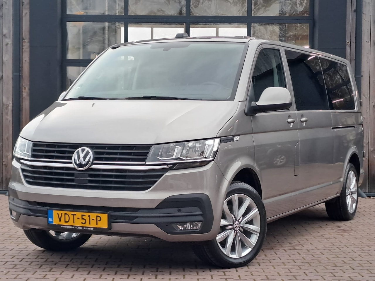 Volkswagen Transporter - 2.0 TDI 150PK DSG L2H1 30 DC Highline | Schuifdeur links | Camera | Cruise | Trekhaak | LM - AutoWereld.nl