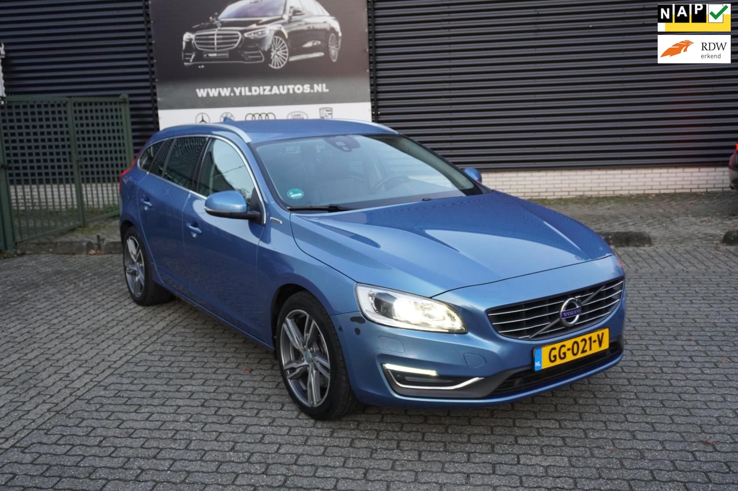 Volvo V60 - 2.4 D6 Twin Engine R-Design Memory NL AUTO Trekhaak - AutoWereld.nl