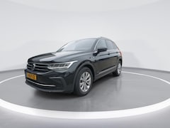 Volkswagen Tiguan - 1.5 TSI Life Navigatie l Stoelverwarming l Wegklapbare Trekhaak l Garantie tot maart 2026