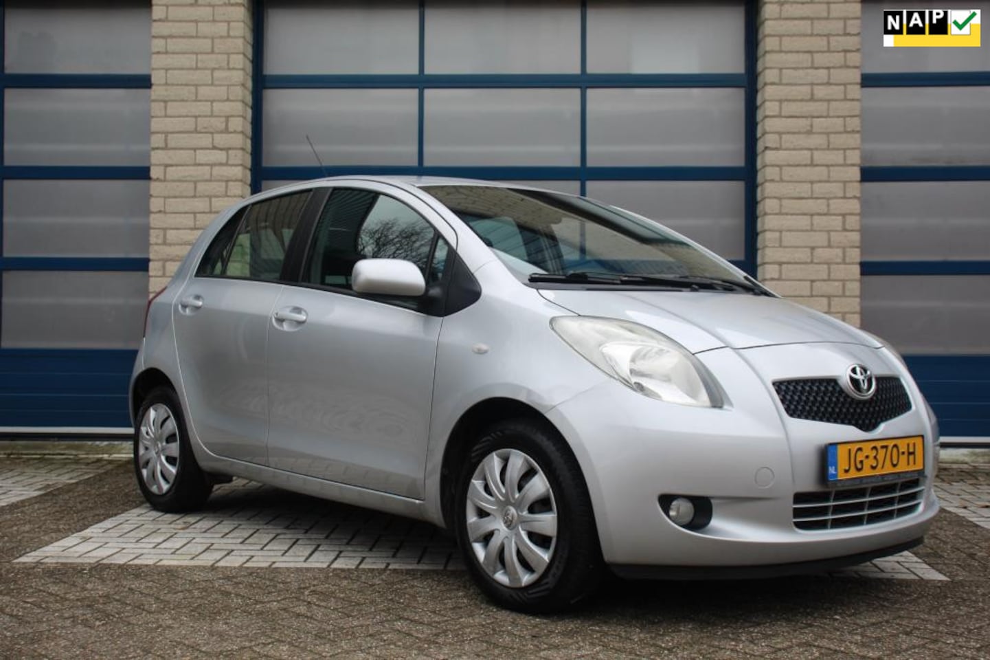 Toyota Yaris - 1.3 VVTi 5drs Airco - parkeersensor - isofix - trekhaak - goed onderhouden - AutoWereld.nl