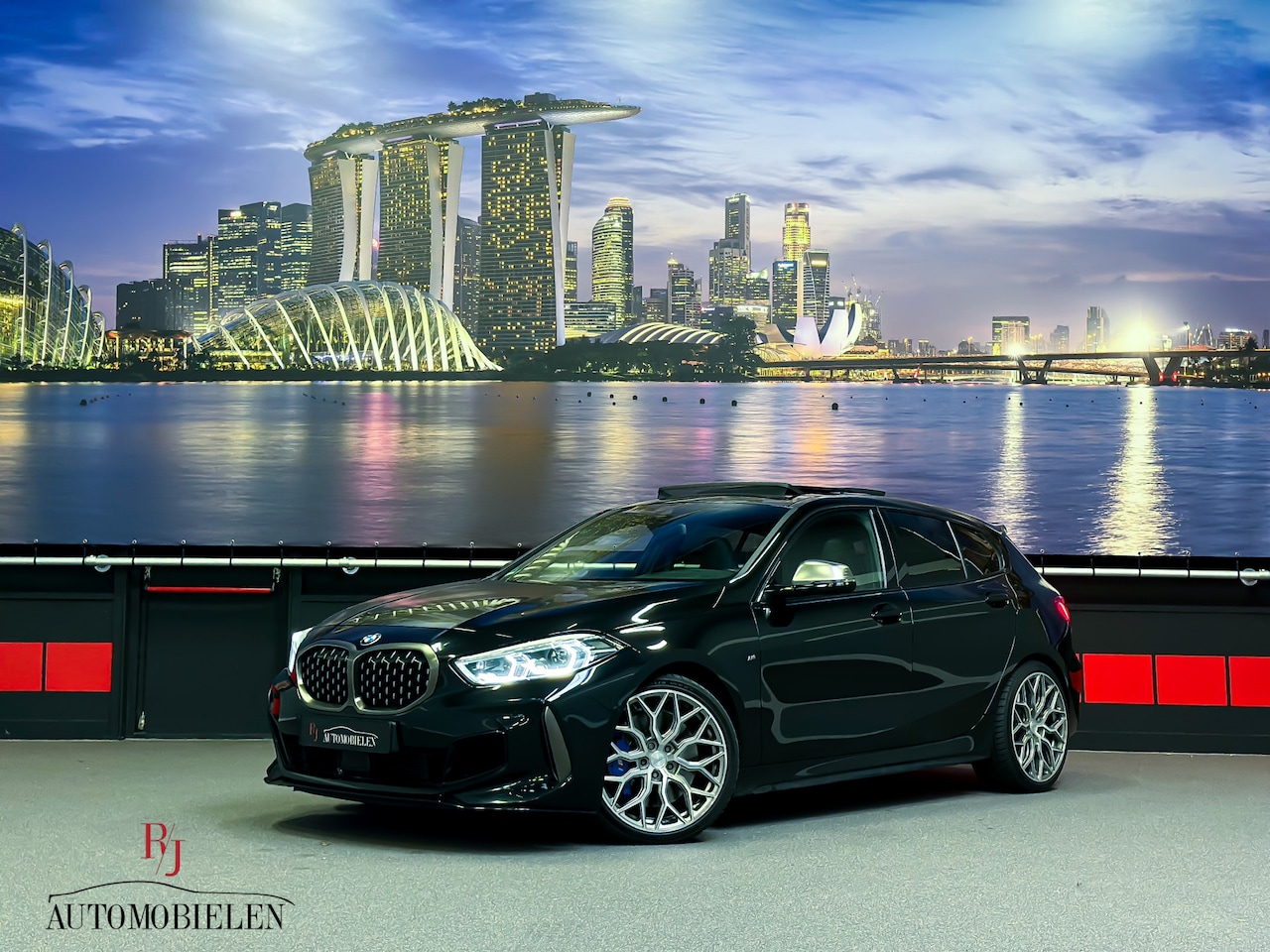 BMW 1-serie - M135i xDrive |Akrapovic|Vossen|Kuipstoelen|H/K|Panorama - AutoWereld.nl