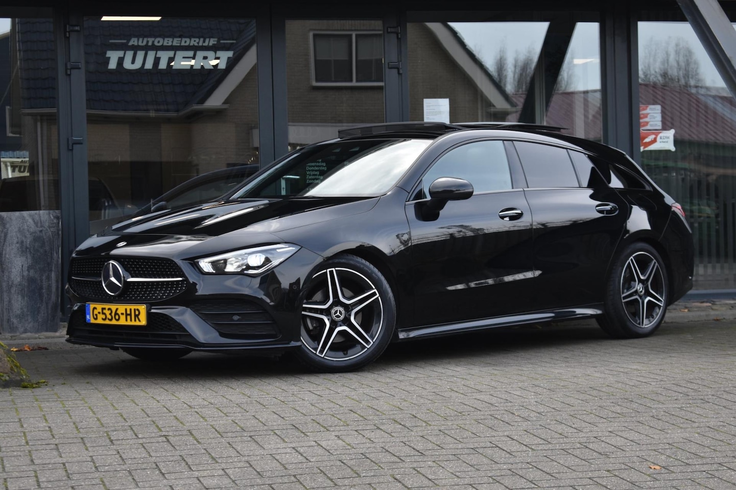 Mercedes-Benz CLA-klasse Shooting Brake - 180 AMG | SFEERVERLICHTING | KEYLESS | PANORAMADAK | CAMERA | STOELVERWARMING - AutoWereld.nl