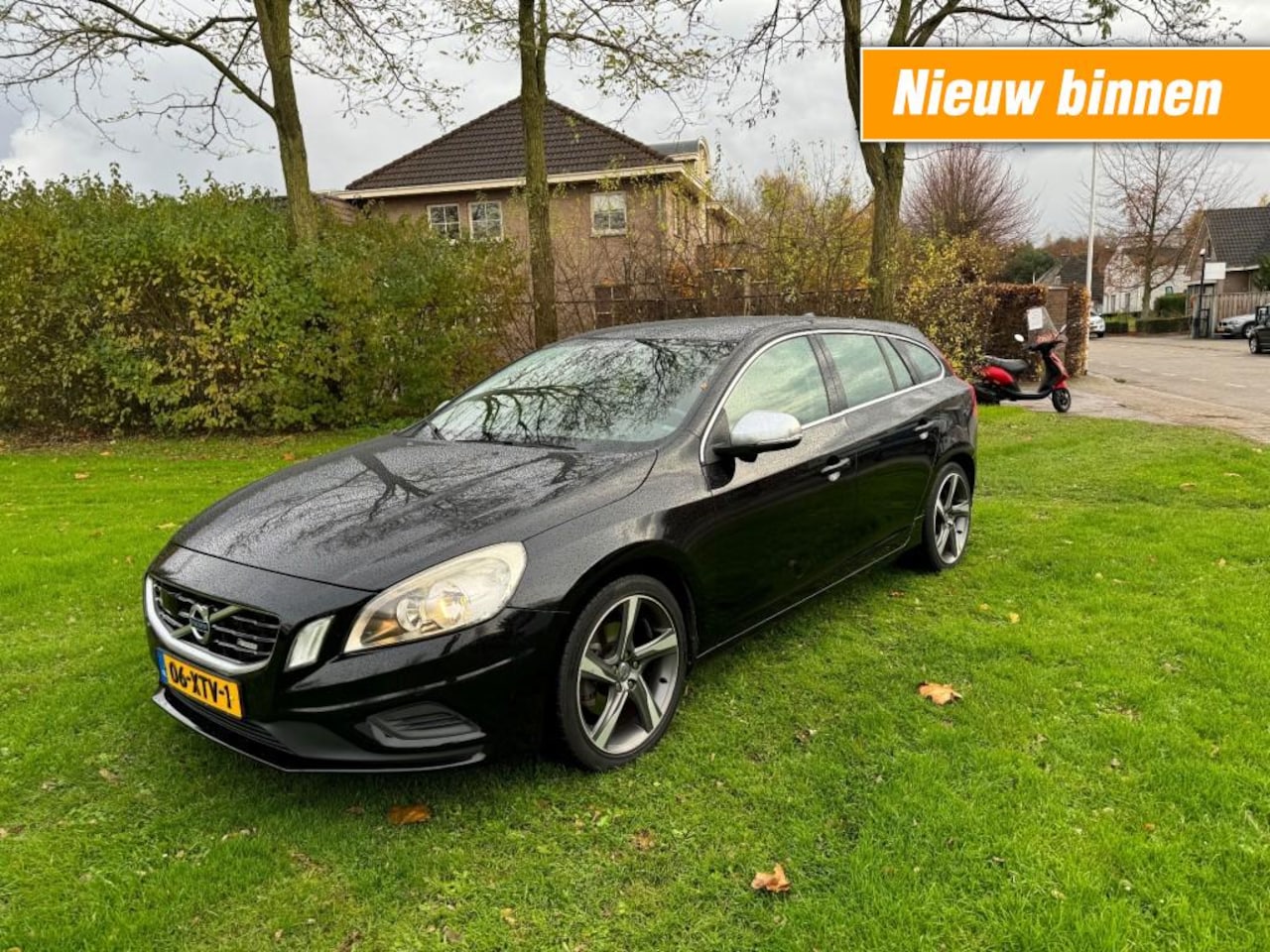 Volvo V60 - T3 R-Design - navigatie - blis - trekhaak - slechts 145dkm!! ( N - AutoWereld.nl