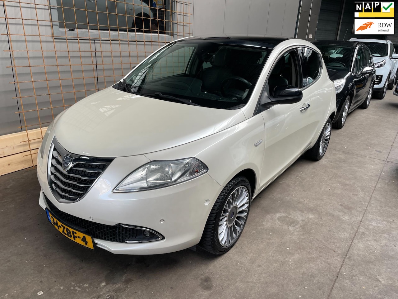 Lancia Y(psilon) - Ypsilon 0.9 TwinAir Platinum clima automaat cruise control panoramadak - AutoWereld.nl