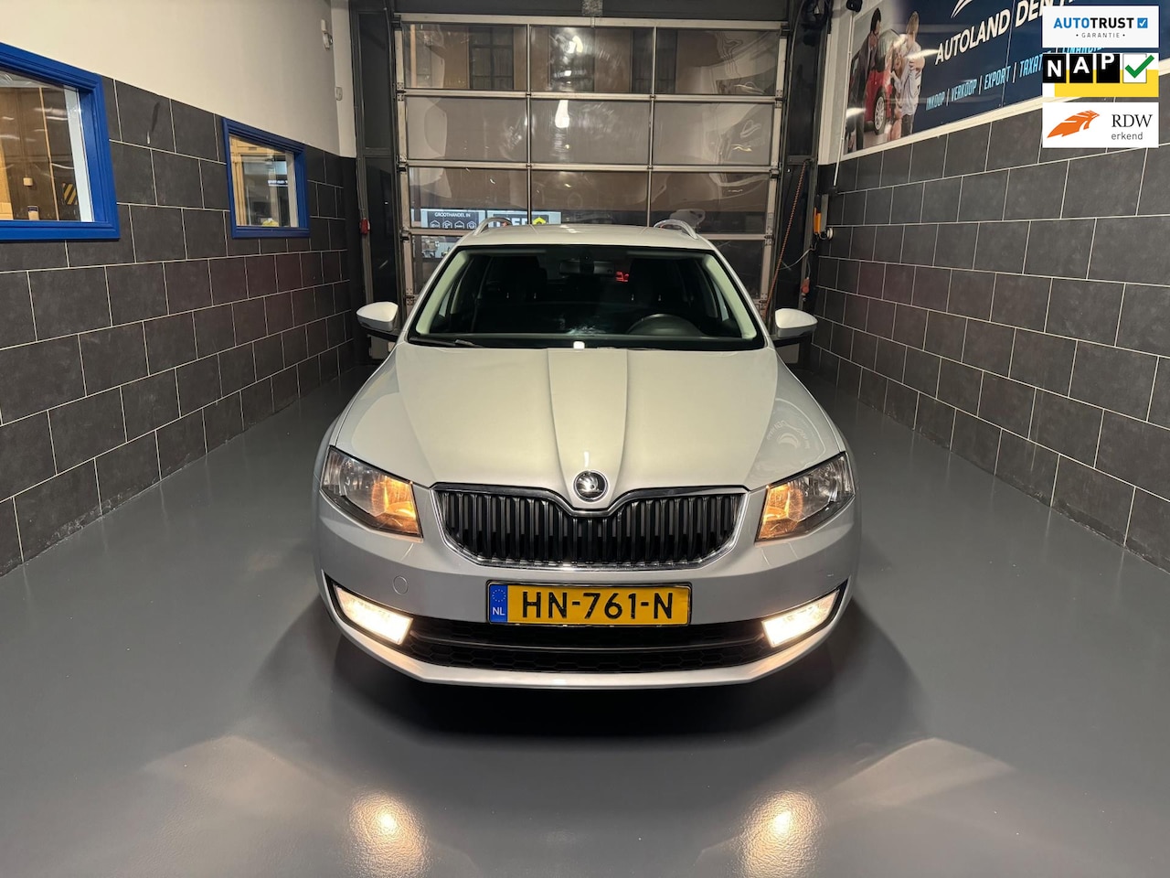 Skoda Octavia Combi - 1.6 TDI Edition - Automaat - Caplay - Stoelverwarming - AIRCO - NAP - AutoWereld.nl