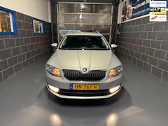 Skoda Octavia Combi - 1.6 TDI Edition - Automaat - Caplay - Stoelverwarming - AIRCO - NAP