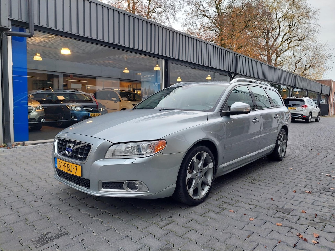 Volvo V70 - 2.0T R-Edition Dealer oh 10 jaar dezelfde eigenaar Xenon PDC Trekhaak Clima Cruise Stoelve - AutoWereld.nl